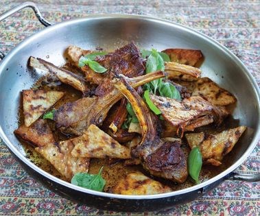 Twice-cooked lamb in tail-fat with fried bread (Qormeh ba nan-e roghani-e Bojnurd)