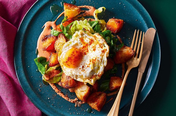 Twice-roasted potatoes with greens, chipotle garlic aïoli & fried eggs