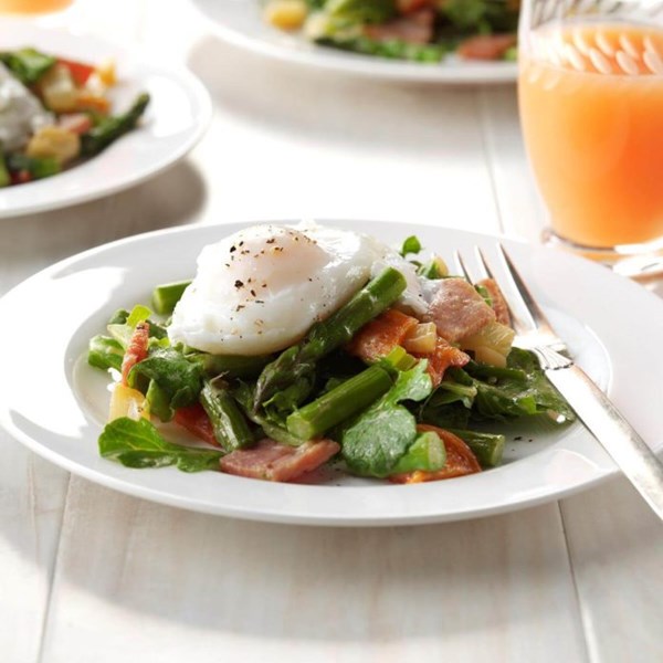 Twisted eggs Benedict salad