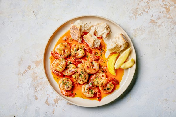 Two-minute shrimp with garlic and paprika (Gambas al ajillo)