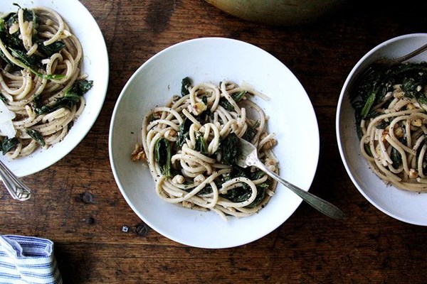 Two-pan pasta with spinach, walnuts and lemon