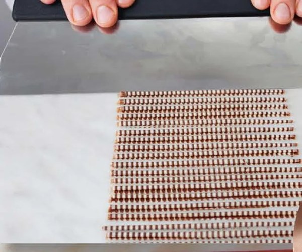 Two-tone copeaux [chocolate - moulding techniques]