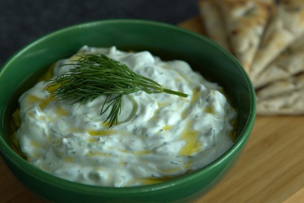 Tzatziki with a twist (Tzatziki me tsakpinia)
