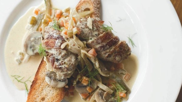 Uccelletti with fennel, button mushrooms and cream