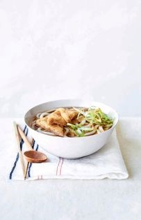 Udon in hot broth with fried tofu (Kitsune udon)