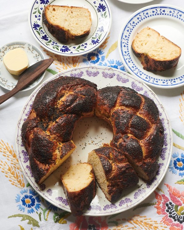 Ukrainian Christmas bread (Kolach) 
