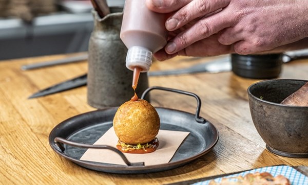 'Ultimate BLT' – stuffed barbecue pork buns with lettuce and tomato