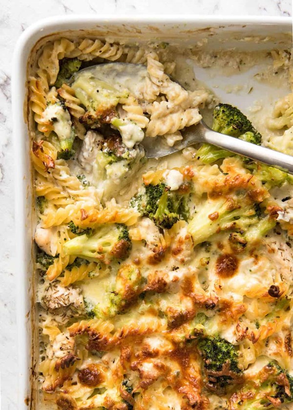 Ultra lazy healthy chicken and broccoli pasta bake