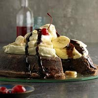Upside-down banana split pie