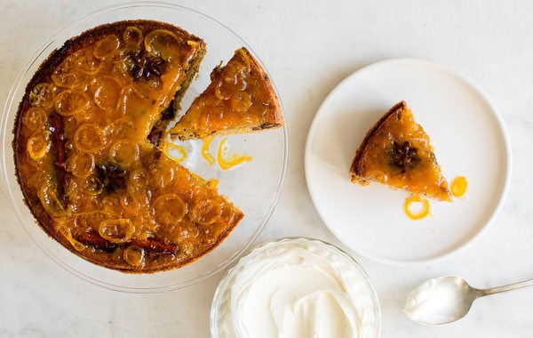 Upside-down date cake with marmalade [Cognac mascarpone]