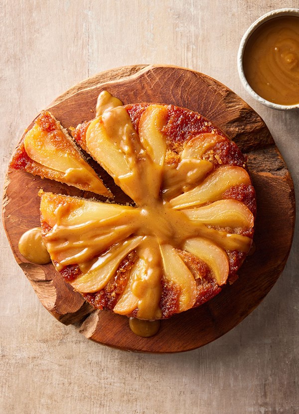 Upside-down pear and walnut pudding cake 