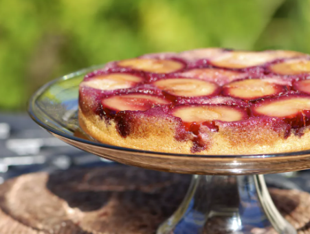 Upside down plum dessert cake (Gâteau fondant aux prunes de missc)