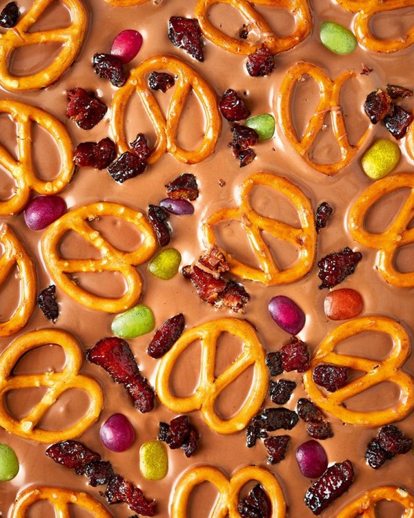 USA city break chocolate bark (milk chocolate with pretzels, jelly beans, candied bacon, and popping candy)