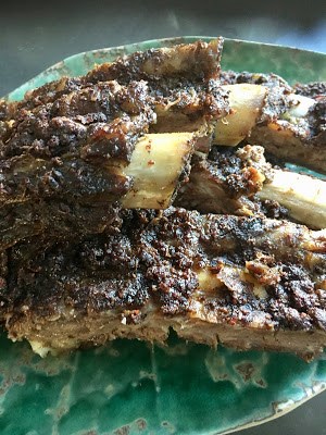Uyghur-style barbecued beef ribs (Xīnjiāng tànkăo níulègŭ / 新疆炭烤牛肋骨)
