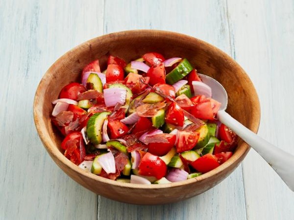 Valerie Bertinelli's tomato salad with pancetta crisps