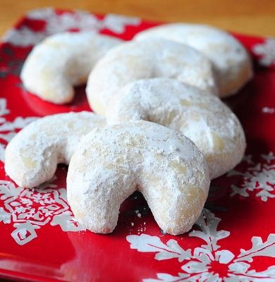 Vanilla almond crescent cookies