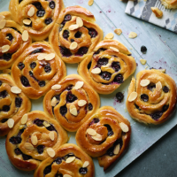 Vanilla and blueberry buns