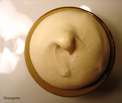 Vanilla applesauce with a crunchy meringue cap