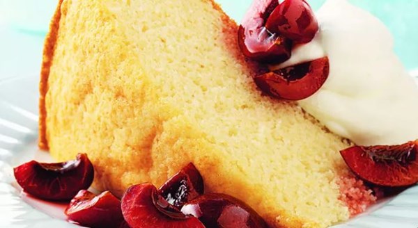 Vanilla cake with cherries and cream