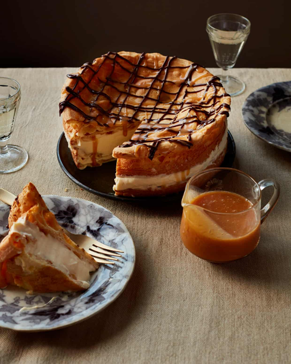 Vanilla, caramel and chocolate eclair cake