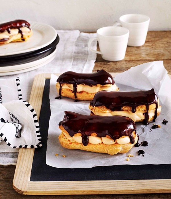 Vanilla-caramel éclairs with chocolate glaze