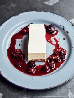 Vanilla cheesecake with berry compote (Cheesecake à la vanille)