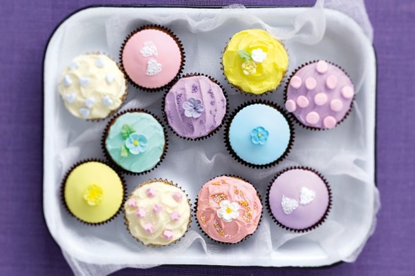 Vanilla cupcakes (with butter frosting)