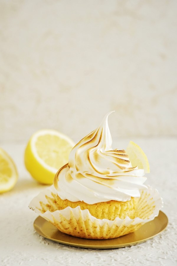Vanilla cupcakes with lemon curd