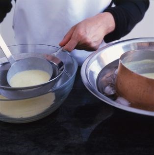 Vanilla custard sauce (Créme Anglaise)