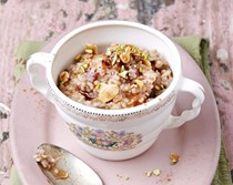 Vanilla fig oatmeal topped with baklava topping