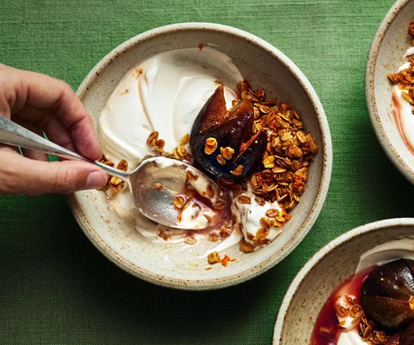 Vanilla figs with yogurt & oaty crunch