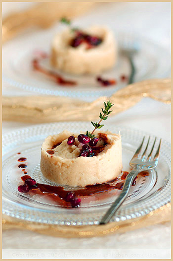 Vanilla-flavored celery mash and pomegranate sauce (Purée de céleri vanillée et sauce à la grenade)