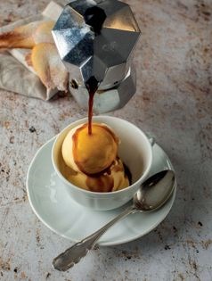 Vanilla ice cream with coffee (Gelato alla cream, affogato al caffè)