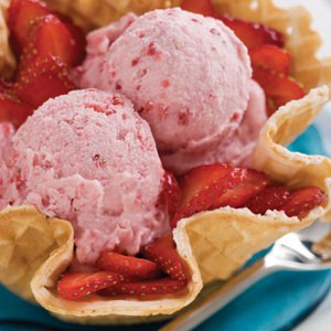 Vanilla ice cream with fruit blend