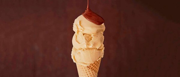 Vanilla ice cream with warm chocolate sauce