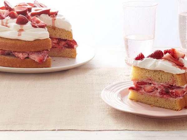 Vanilla layer cake with strawberries and cream