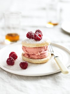 Vanilla macaron raspberry sandwiches