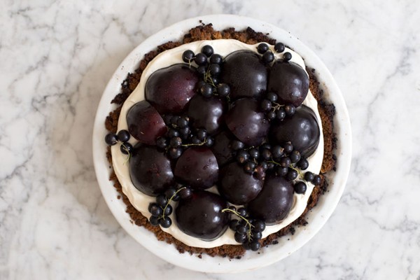 Vanilla-mascarpone cream pie with honeyed fruit