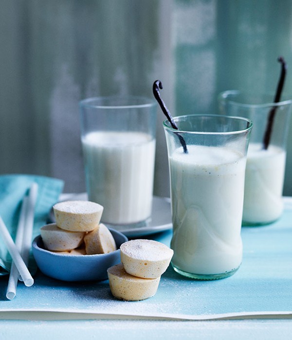 Vanilla milk with salted caramel marshmallows