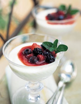 Vanilla panna cotta with mixed-berry compote