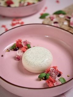 Vanilla panna cotta with strawberry sponge (Panna cotta alla vaniglia con spugne alle fragole)