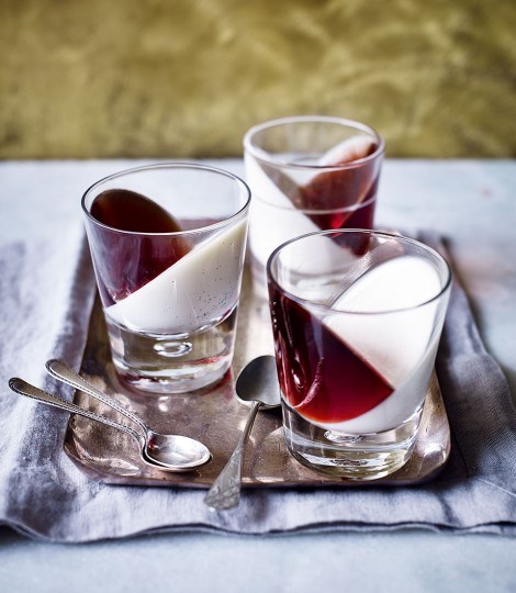Vanilla pannacottas with sloe gin and rosemary jelly