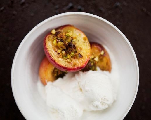 Vanilla peaches with pistachio crumble