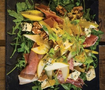 Vanilla pear, Parma ham and blue cheese salad