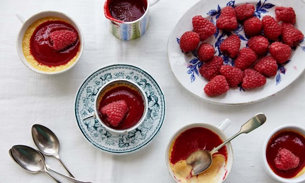 Vanilla pots with raspberries and raspberry sauce