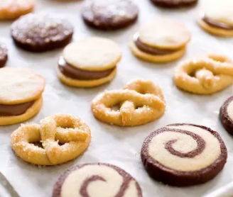 Vanilla pretzel cookies