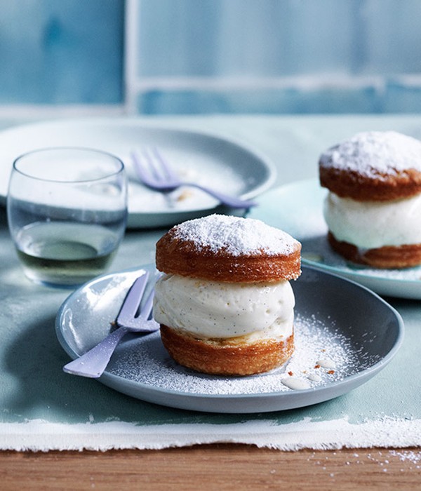 Vanilla puffs with milk ice-cream