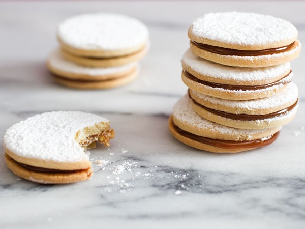 Vanilla shortbread with goat's milk toffee (Alfajores con cajeta)