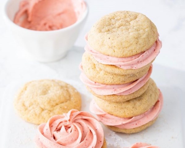 Vanilla-strawberry sandwich cookies