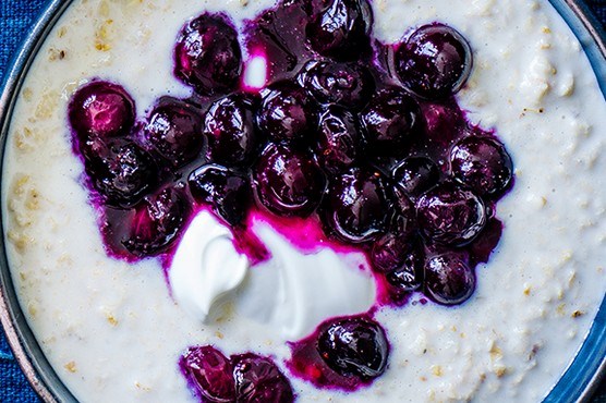 Vanilla yogurt and maple blueberries porridge pot